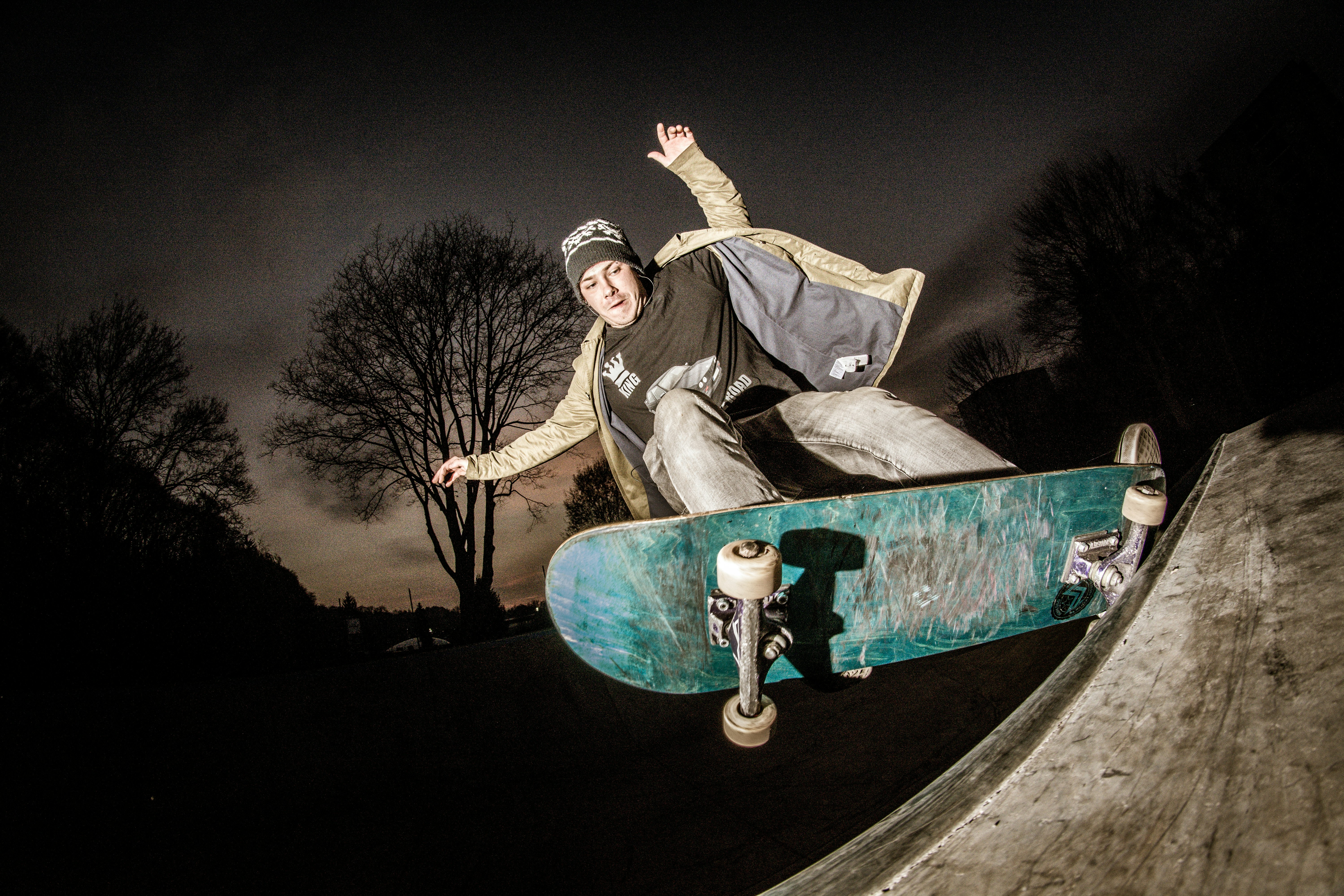 man playing skateboard on focus photography